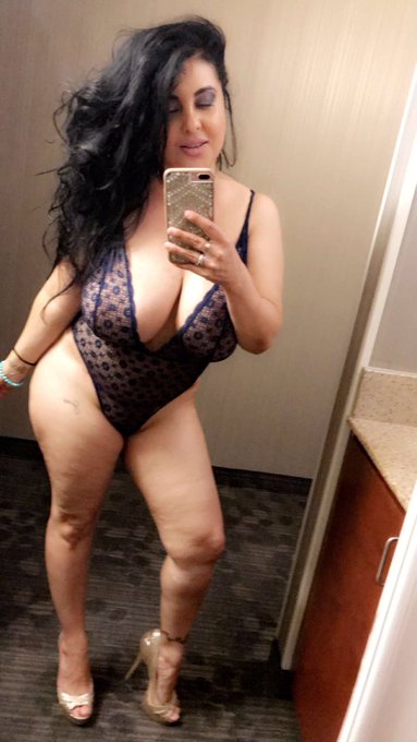 Single & ready to mingle! #naturalbreast #milf #single #thick cum  me now on ↙️ https://t.co/3271mRUPXa