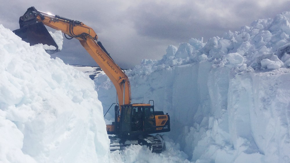 IceAgeBob's tweet photo. Norway a new record for snow - More than ten meters (more than 32 feet) of packed snow https://t.co/TUGV0RomS4 https://t.co/qdd2oTTOGT