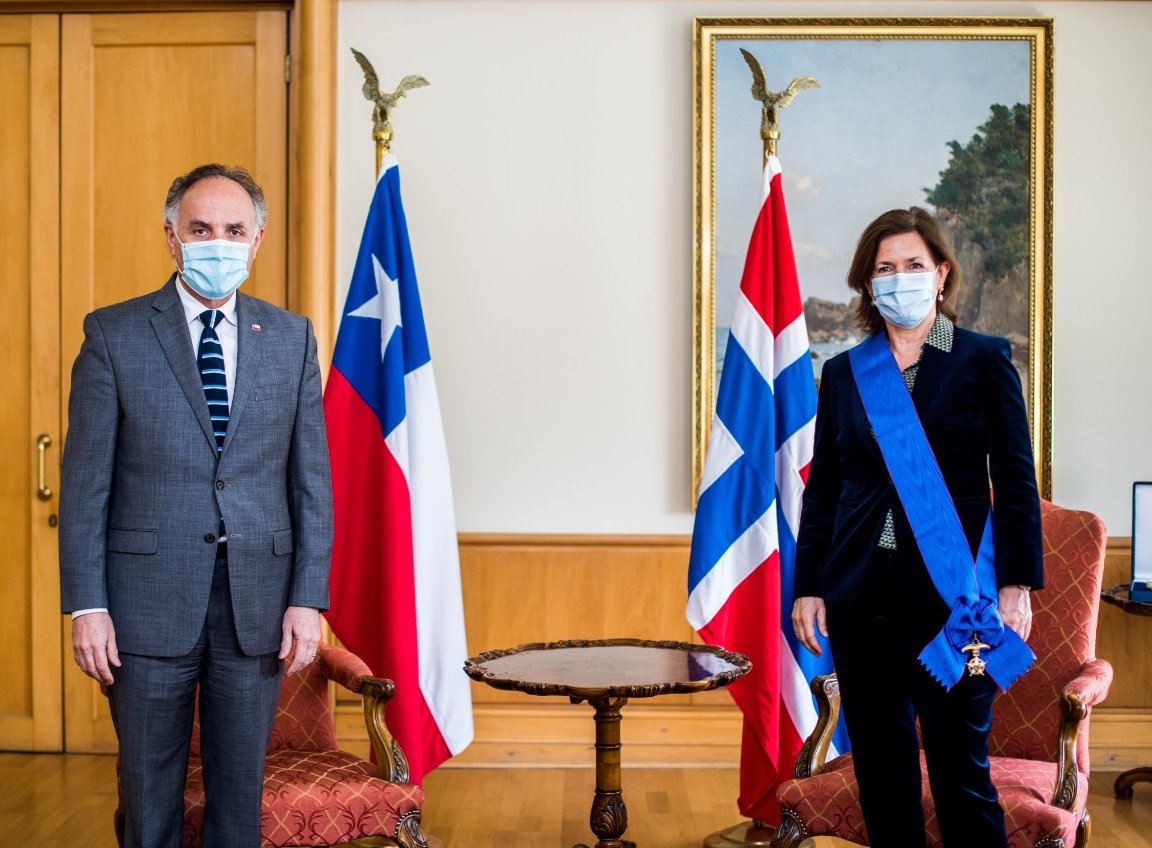 Minrel_Chile's tweet photo. 🇨🇱🇳🇴El Ministro de Relaciones Exteriores, @TeodoroRiberaN, condecoró hoy con la Orden al Mérito de Chile, en el grado de Gran Cruz, a la Embajadora de @NoruegaEnChile, @BeateStiro, por el término de sus cuatro años de servicio en nuestro país ▶️ https://t.co/h8gwBBInJf https://t.co/q1i3ehjBYH