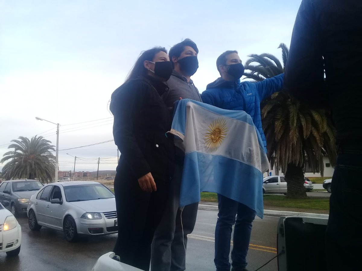 GastonCuis's tweet photo. Marcha por la libertad y la Patria! Somos muchos y cada vez mas!!!! Basta de jugar con la Argentina. Viva la Patria!! https://t.co/5wHPoxVRdr