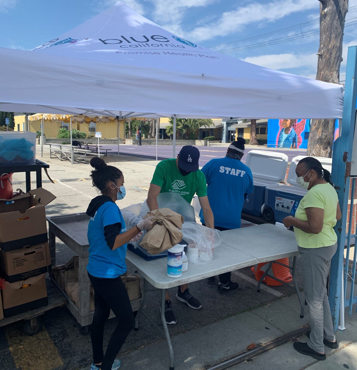 BGCMLA's tweet photo. We are immensely thankful to @BlueShieldCA for their generous donation to provide over 3,000 meals for a week to kids and families in our community. Thank you! #ThankfulThursday #BlueShieldCares #WeNeverStop #BlueShieldPromise #BGCMLA https://t.co/OftRyOs2Sw