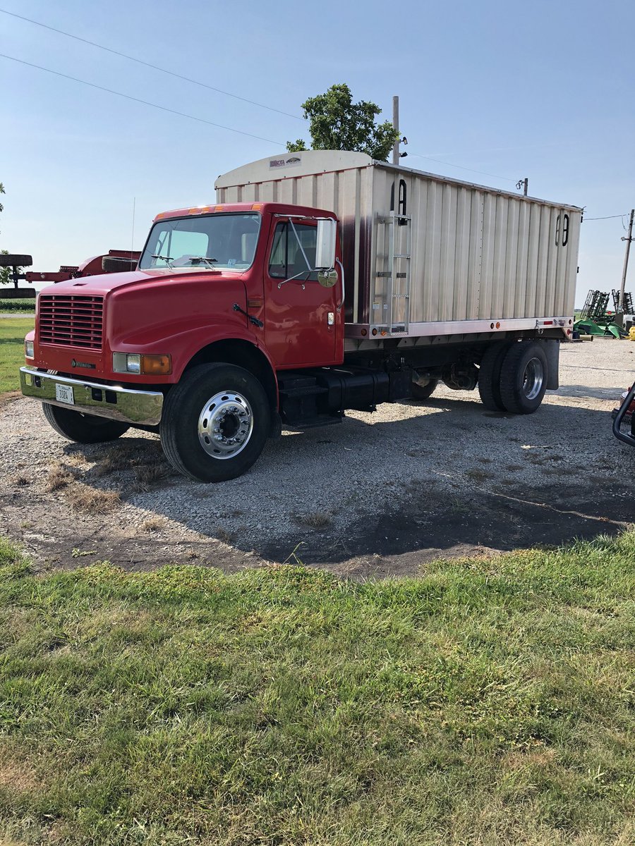 irqeq's tweet photo. Really nice 2000 IH grain truck aAutomatic dt466 cargo doors grain shoot aluminum bed rear hitch tarp 269,000 miles We are selling this for retiring neighbor. If your looking for single axle this is the one. 32,500.00 give  suzy a call @ 815 351 8124 @MachineryPete @TractorHouse https://t.co/vtOeQNyJ4h