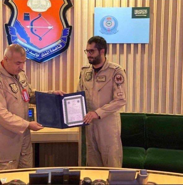 a_albander's tweet image. تكريم الملازم أول طيار ماجد بن فلاح الدويش الذي أسقط قبل عدة أيام 3 طائرات بدون طيار حوثية.

صقور سلمان صدقوا ما عاهدوا الله عليه 🇸🇦