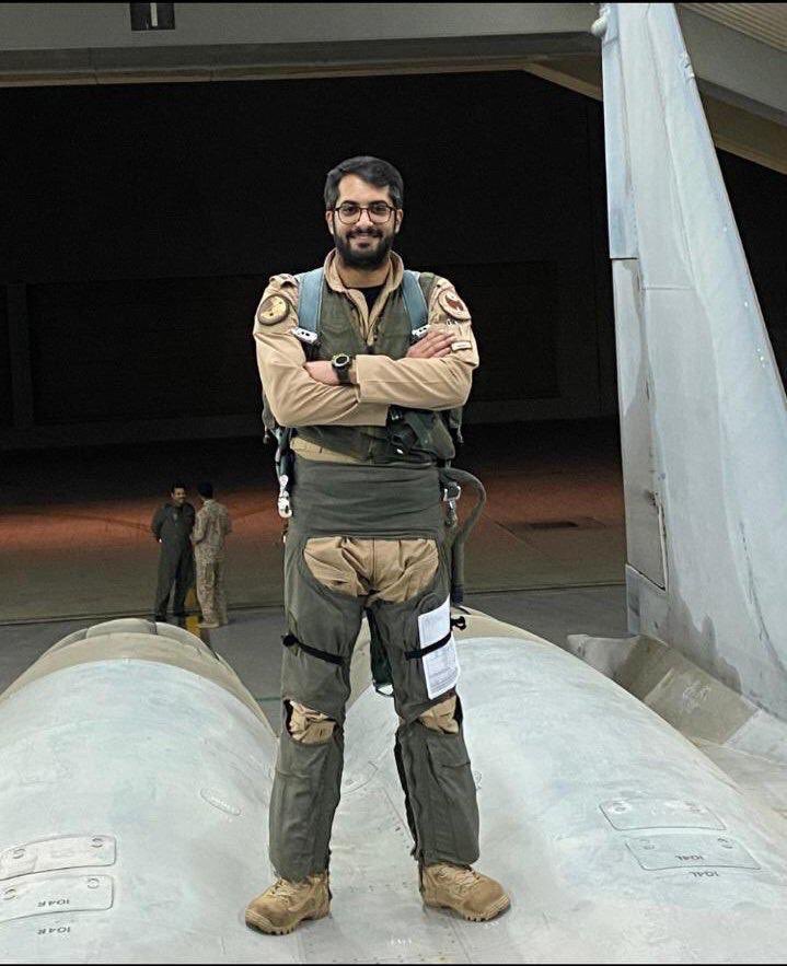 a_albander's tweet image. تكريم الملازم أول طيار ماجد بن فلاح الدويش الذي أسقط قبل عدة أيام 3 طائرات بدون طيار حوثية.

صقور سلمان صدقوا ما عاهدوا الله عليه 🇸🇦