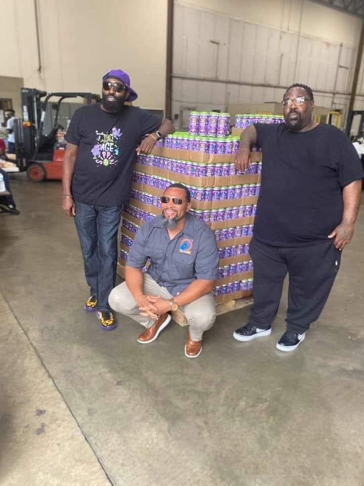 KarterMcFly's tweet photo. Eightball and Mjg new beer brew made in Memphis. Black owned Beale Street Brewing🍺🍺🍺 #BlackExcellence https://t.co/fSCXEOdwMM