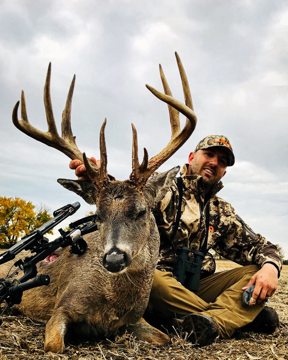 guidefitter's tweet image. Check out those brow tines! Who&apos;s ready for deer season?

📷: Craig Webb, Guidefitter Verified First Responder Insider (Missouri) #guidefitter #weliveforthis