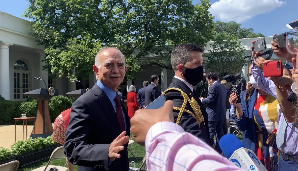 Primero, acceso muy limitado a la prensa (en EEUU pasó muy inadvertido meditativamente). Dos, antes de la conferencia, Alfonso Romo, oligarca jefe de oficina de Presidencia declaró que Trump y AMLO tenían “química”.