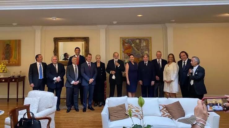 La cena.Trump dijo que tendrían una cena con AMLO “& his friends”, empresarios que según hoy la embajadora  @Martha_Barcena fueron electos en función de las necesidades de inversión en ambos países. Sí si, la prioridad era T-MEC pero ¿Y los líderes sindicales?