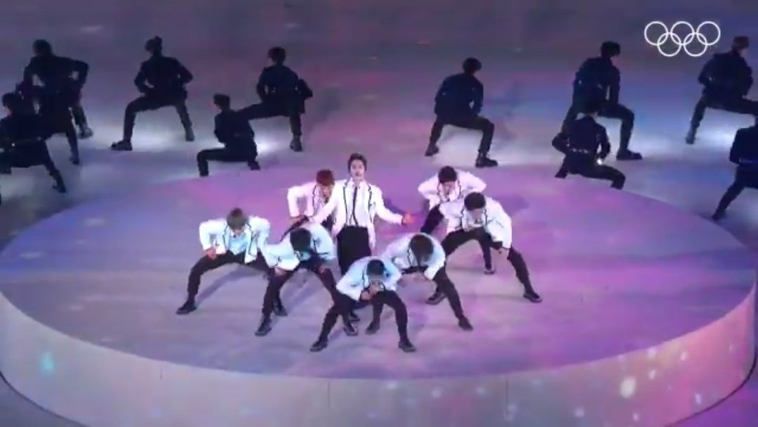 Exo_L_dasomah's tweet photo. Nobody:
Olympics: remember when Exo
#EXO #weareoneEXO @weareoneEXO @B_hundred_Hyun @layzhang #엑소
#Exo_olympics #ExoIsNine https://t.co/nK0iKMQVGl