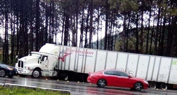 informantVialMx's tweet photo. 18:03 pm Trailer sobre la cuneta en Carretera Federal México Toluca dirección Toluca pasando #gocars.. Precaución 🚧 obstruye carril de baja! https://t.co/rWH4nd7yir