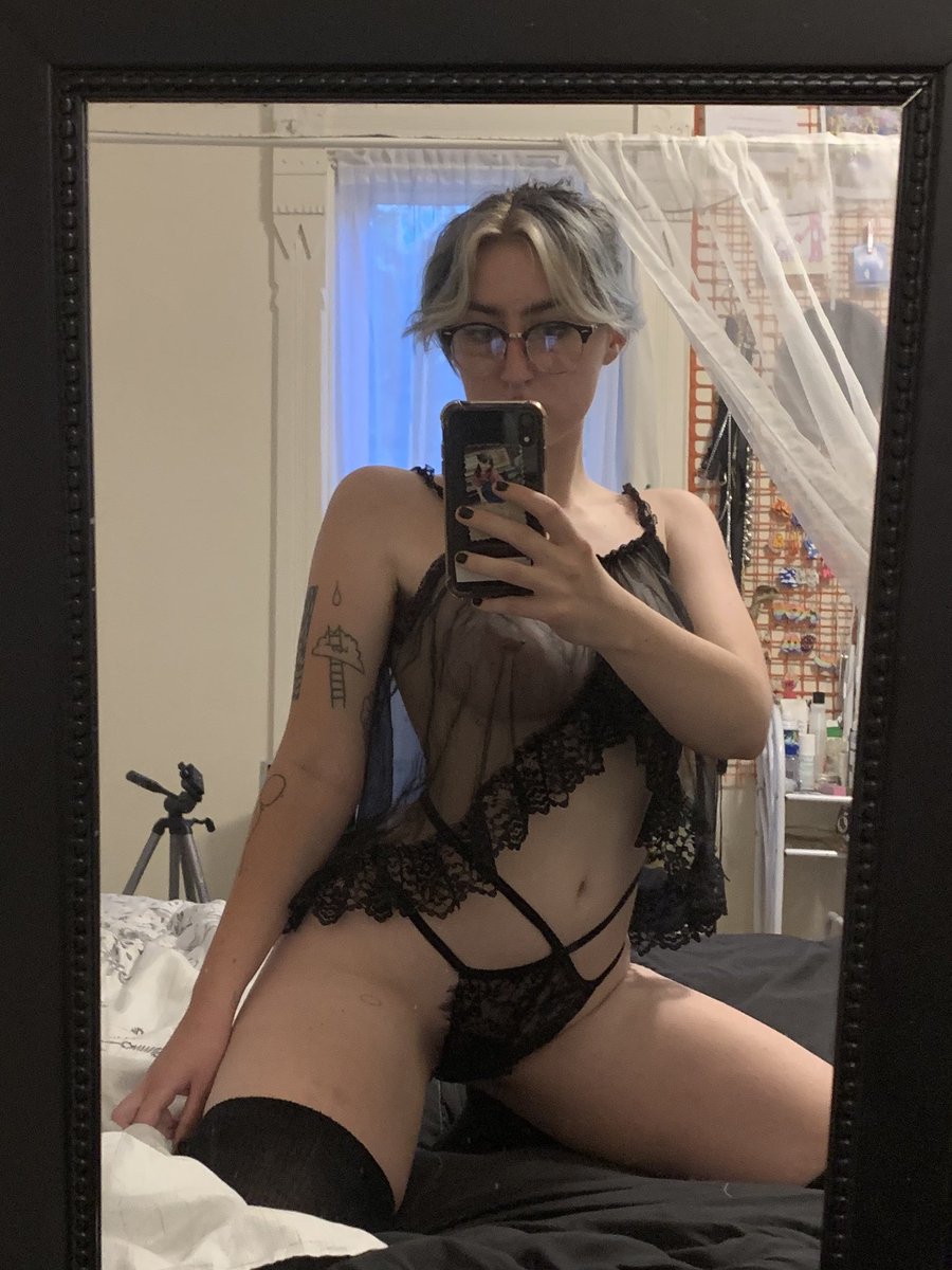 complikated___'s tweet photo. hi how are u 🖤🖤 https://t.co/hTyI397MnE