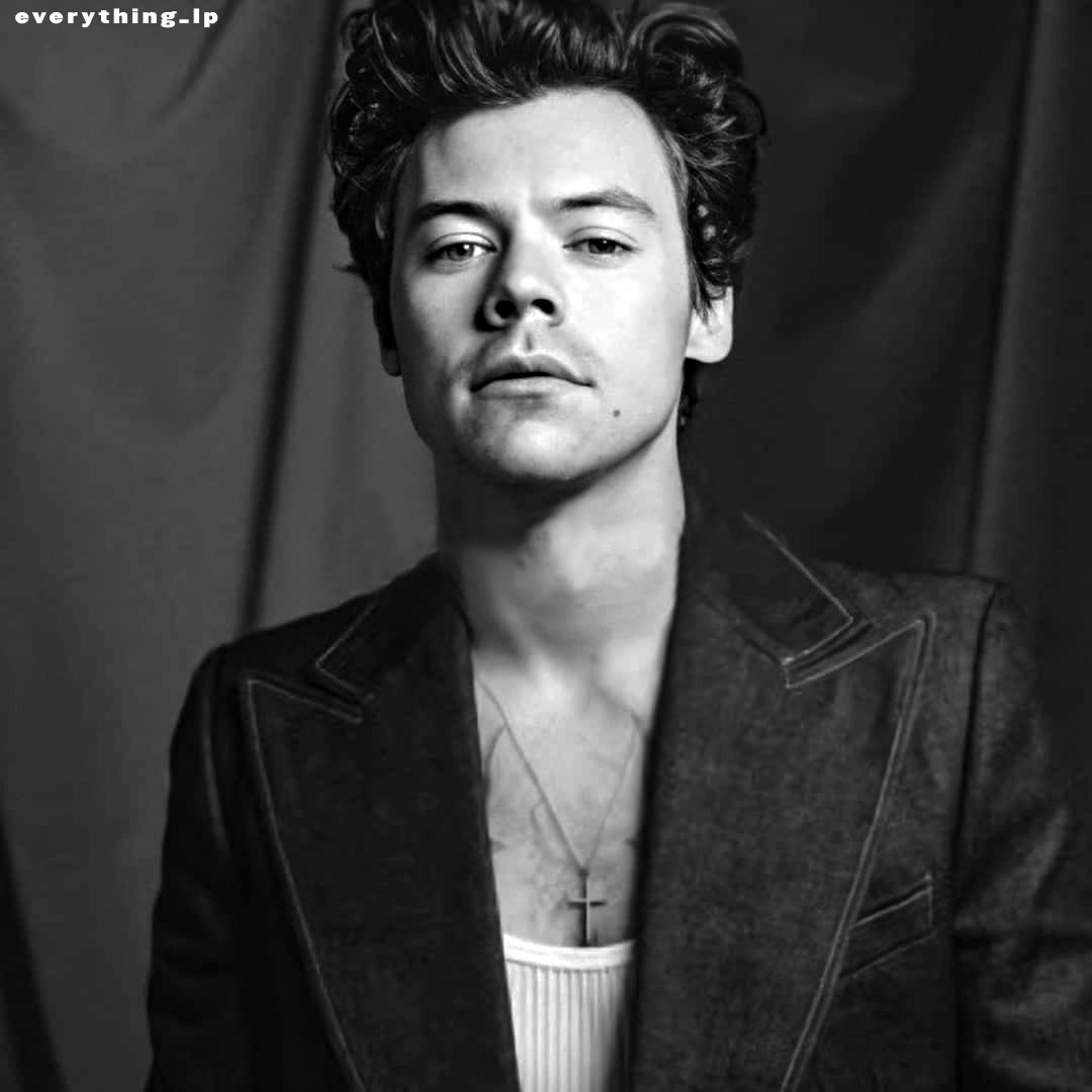 12. hq pictures of harry from those playlists come out