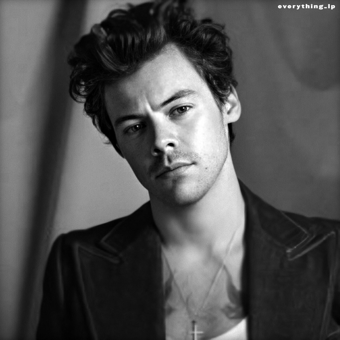 12. hq pictures of harry from those playlists come out