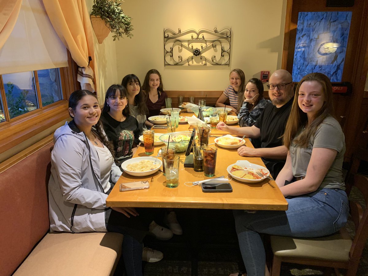 DecaturWbb's tweet photo. Hanging out with the Lady Bulldogs basketball team at Olive Garden! Always a great location for a team meeting 🏀! https://t.co/BLKGzFwpca