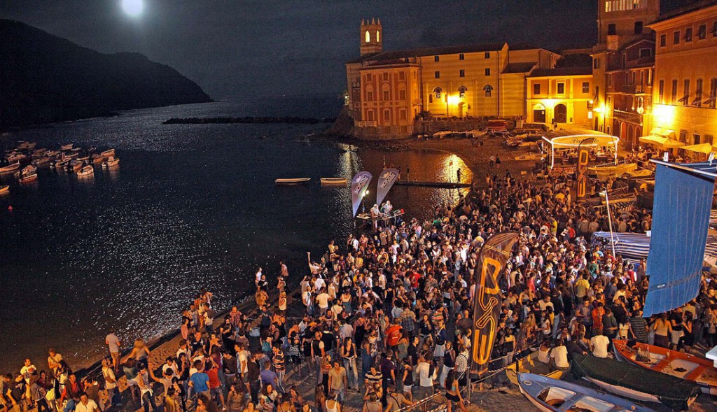 TigullioNews's tweet photo. Giovane preso a pugni e calci. Questa non è movida. Ecco cosa succede a Sestri - https://t.co/mBX8rSwMS1 https://t.co/7uxA8xQM8H