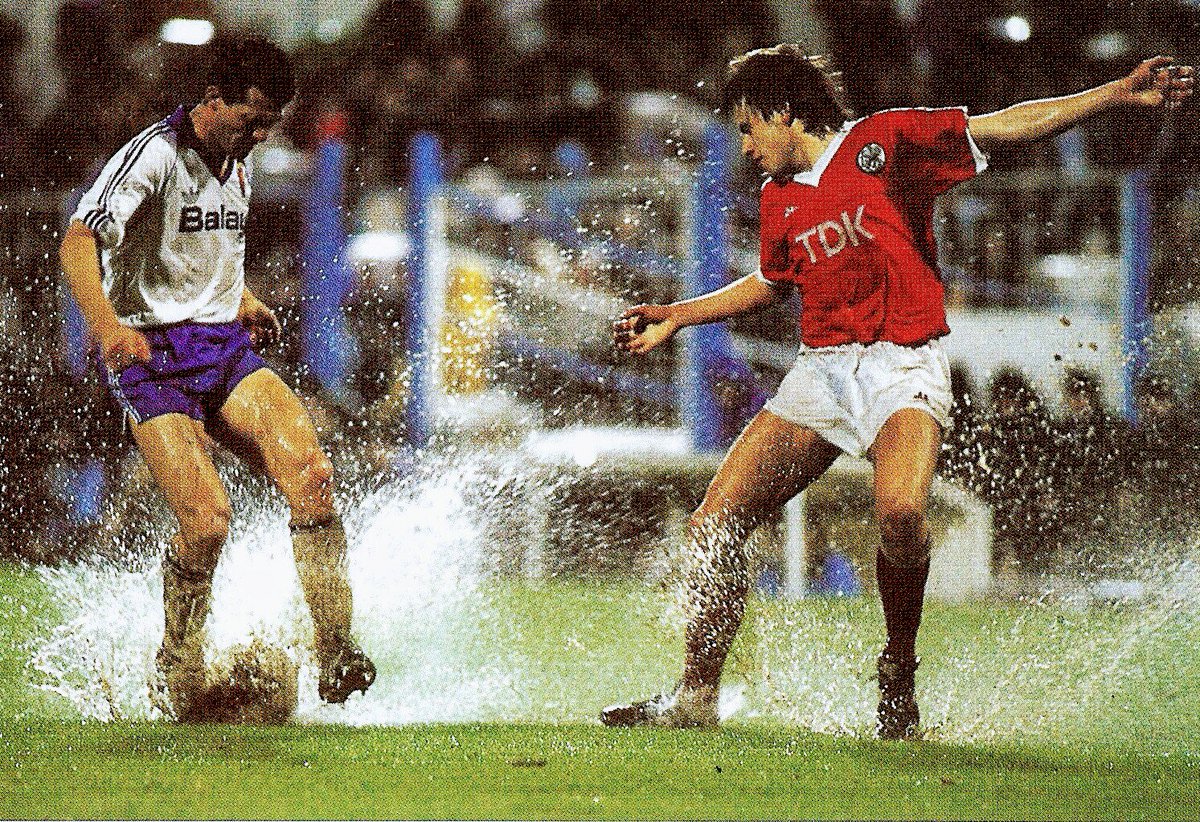 It’s been raining in Zaragoza. A lot. The pitch in La Romareda is wet. How wet? Well wet enough for this match to be retrospectively dubbed ‘The Water Ballet of Zaragoza’