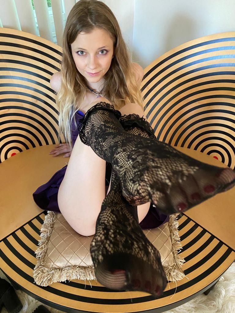 ATKGirlfriends's tweet photo. Look who showed up in black lace sporting a hairy bush ready to stroke and play 😜 @rileystarrrr #footfetish #stockings #gfe #pov #bts #hairypussy https://t.co/F8oegmveQT