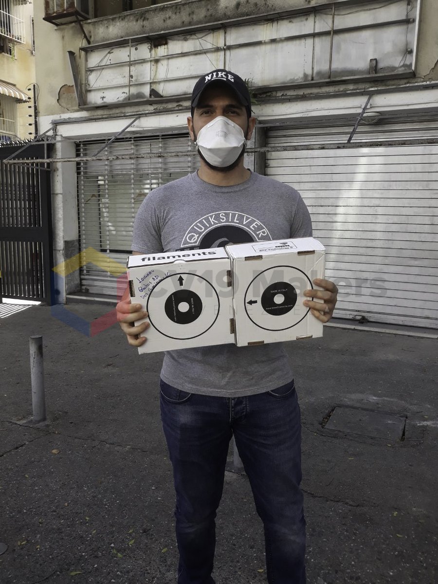 MakersVzla's tweet photo. Proceso de entrega de filamentos petg dinados desde italia por @tr333d a nuestros makers en caracas para seguir produciendo protectores faciales impresos en 3d para nuestro personal de la salud. https://t.co/7CZyIZsZtG