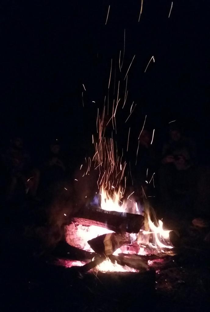 danelka_iv's tweet photo. Červená se, line záře,
oheň, oheň 🔥
hřeje ruce, barví tváře... ☺
Poslední noc u #Kalich-a bude mi to chybět. Tak třeba zase za rok. 🤗 https://t.co/c9LoFhQ7dz