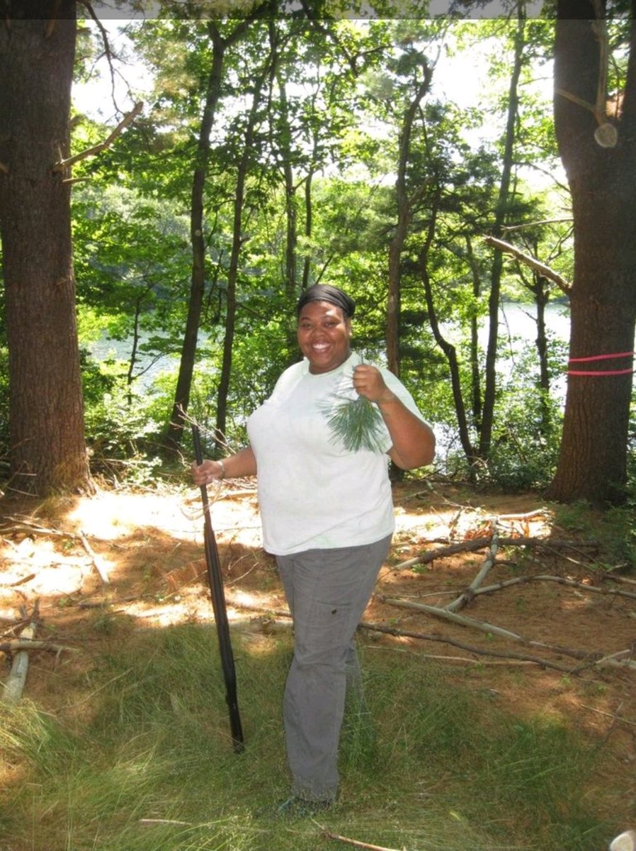 Hello All! Today's post is about  #BotanizingWhileBlack. After posting about the "shotgun method" showing how I collected tree branches for my experiments, I received the question asking, "... do you worry about your safety when doing this?". 1/10