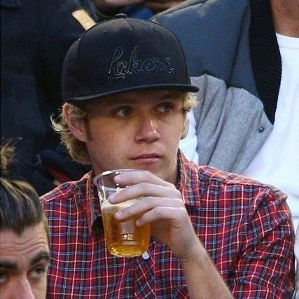 𝐍𝐢𝐚𝐥𝐥 𝐇𝐨𝐫𝐚𝐧 𝐝𝐫𝐢𝐧𝐤𝐢𝐧𝐠  𝐚 𝐭𝐡𝐫𝐞𝐚𝐝 