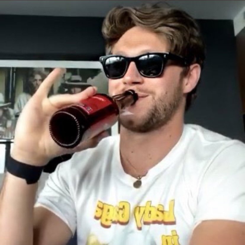 𝐍𝐢𝐚𝐥𝐥 𝐇𝐨𝐫𝐚𝐧 𝐝𝐫𝐢𝐧𝐤𝐢𝐧𝐠  𝐚 𝐭𝐡𝐫𝐞𝐚𝐝 