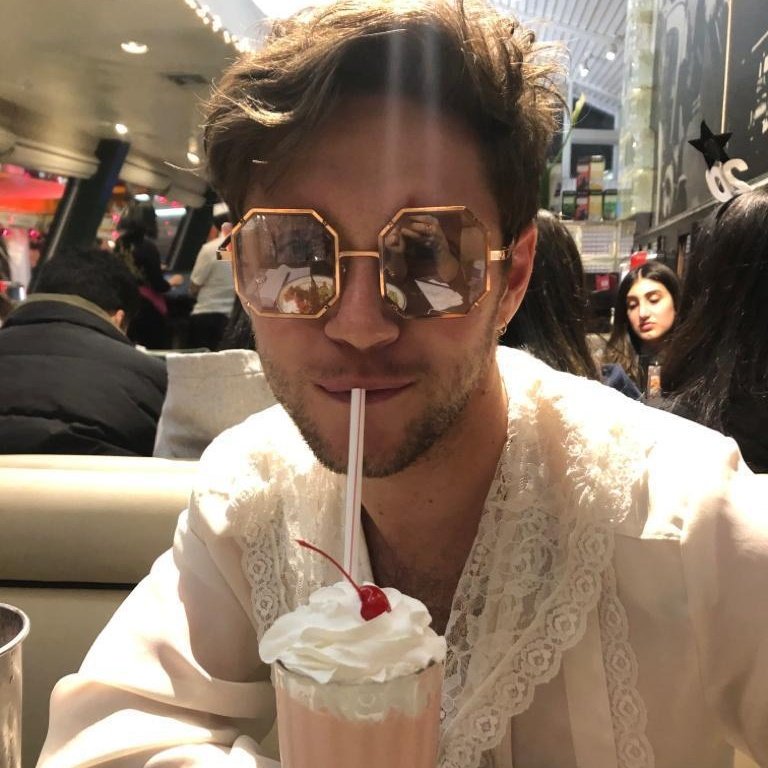 𝐍𝐢𝐚𝐥𝐥 𝐇𝐨𝐫𝐚𝐧 𝐝𝐫𝐢𝐧𝐤𝐢𝐧𝐠  𝐚 𝐭𝐡𝐫𝐞𝐚𝐝 