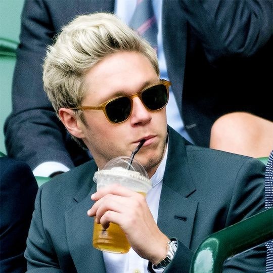 𝐍𝐢𝐚𝐥𝐥 𝐇𝐨𝐫𝐚𝐧 𝐝𝐫𝐢𝐧𝐤𝐢𝐧𝐠  𝐚 𝐭𝐡𝐫𝐞𝐚𝐝 