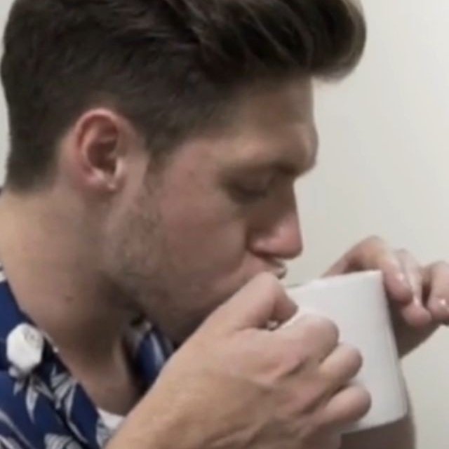 𝐍𝐢𝐚𝐥𝐥 𝐇𝐨𝐫𝐚𝐧 𝐝𝐫𝐢𝐧𝐤𝐢𝐧𝐠  𝐚 𝐭𝐡𝐫𝐞𝐚𝐝 