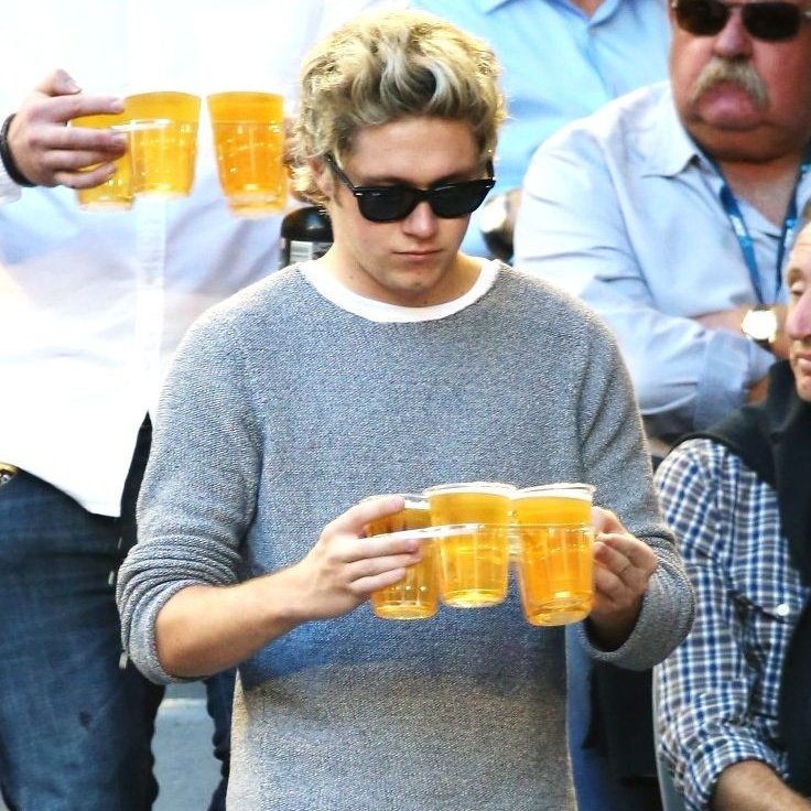 𝐍𝐢𝐚𝐥𝐥 𝐇𝐨𝐫𝐚𝐧 𝐝𝐫𝐢𝐧𝐤𝐢𝐧𝐠  𝐚 𝐭𝐡𝐫𝐞𝐚𝐝 