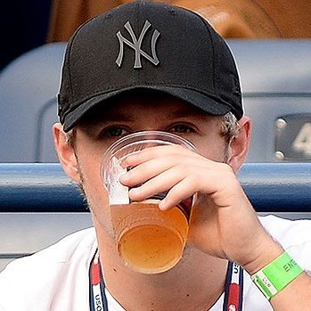 𝐍𝐢𝐚𝐥𝐥 𝐇𝐨𝐫𝐚𝐧 𝐝𝐫𝐢𝐧𝐤𝐢𝐧𝐠  𝐚 𝐭𝐡𝐫𝐞𝐚𝐝 