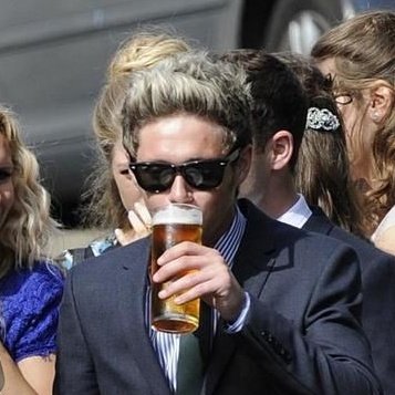 𝐍𝐢𝐚𝐥𝐥 𝐇𝐨𝐫𝐚𝐧 𝐝𝐫𝐢𝐧𝐤𝐢𝐧𝐠  𝐚 𝐭𝐡𝐫𝐞𝐚𝐝 