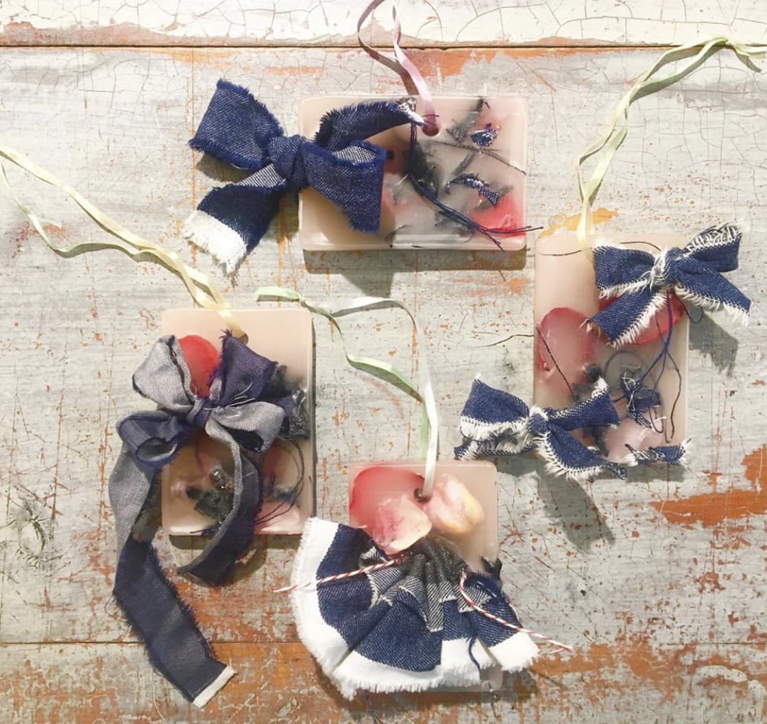 Maison De Fleur Sur Twitter 他にはないめずらしいデニムワックスバーが ラフォーレ原宿限定で好評販売中 香りはscent Of Varoの新作 ワックスバーのデニムは90 リサイクルを使用 ワックスバーのロウもリサイクルしたものを使用 洗濯したてのような 石鹸のよう Maison De Fleur Sur Twitter 他にはないめずらしいデニムワックスバーが ラフォーレ原宿限定で好評販売中 香りはscent Of Varoの新作 ワックスバーのデニムは90 リサイクルを使用 ワックスバーのロウもリサイクルしたものを使用 洗濯したてのような 石鹸のよう