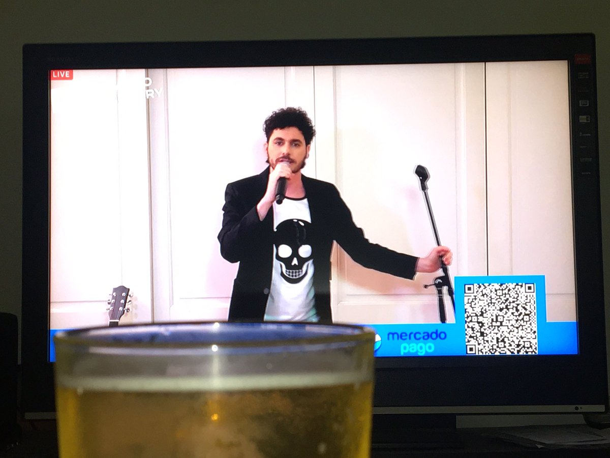 natalialiV's tweet photo. Feriado así... Viendo a @Andyini una vez más!!! 😂😂😂😂
#AndyIni #ComoEnTuCasa https://t.co/HSDLCB1Vrt