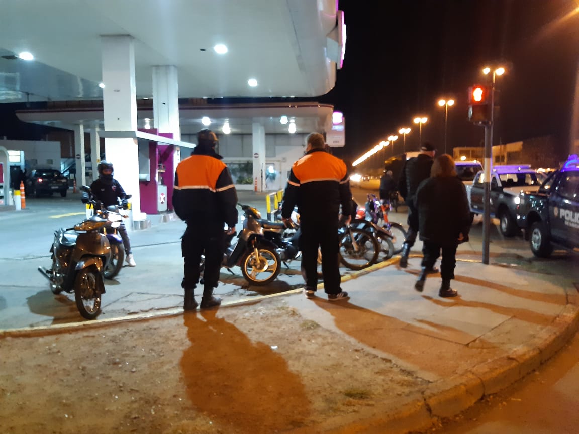 GustavoAdda's tweet photo. 38 motos y un auto fueron Remitidos por falta de condiciones de seguridad.
#HayControl
Lo ves. No te la contamos.
El #TercioDelta del #CRE @MinSegSF y @DGTRosario de @SCyCRos en toda la ciudad. A toda hora.
Porque #CuidarnosEsEntreTodos. https://t.co/xT0Rxu67t4