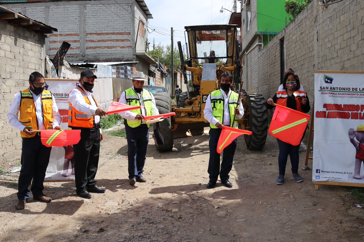 AlfonsoAngelVa2's tweet photo. Cumpliendo con los compromisos que se crearon con los ciudadanos de #SanAntoniodelaCal, iniciamos dos grandes obras; como lo fue, la pavimentación con concreto hidráulico de la calle Del Estudiante 4ta sección y la pavimentación con adoquín de la calle Justo Sierra 3ra sección. https://t.co/c6DSEa1TNL