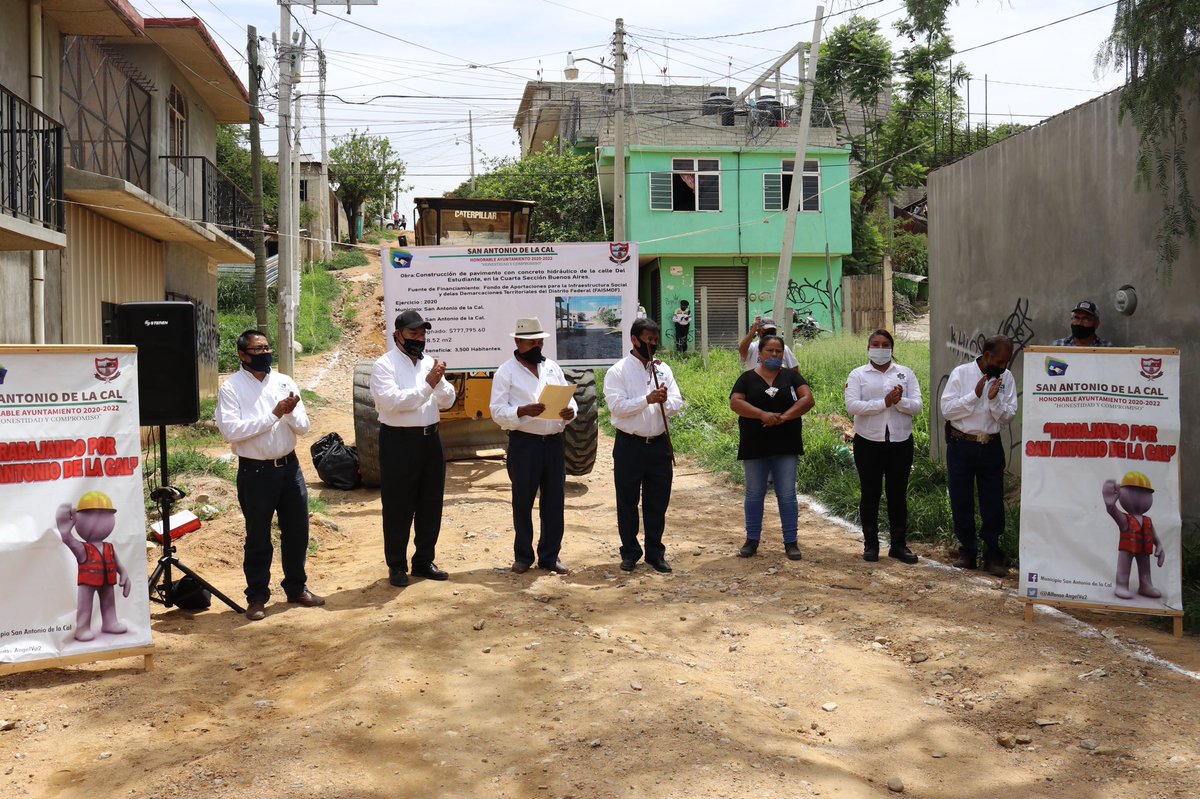 AlfonsoAngelVa2's tweet photo. Cumpliendo con los compromisos que se crearon con los ciudadanos de #SanAntoniodelaCal, iniciamos dos grandes obras; como lo fue, la pavimentación con concreto hidráulico de la calle Del Estudiante 4ta sección y la pavimentación con adoquín de la calle Justo Sierra 3ra sección. https://t.co/c6DSEa1TNL