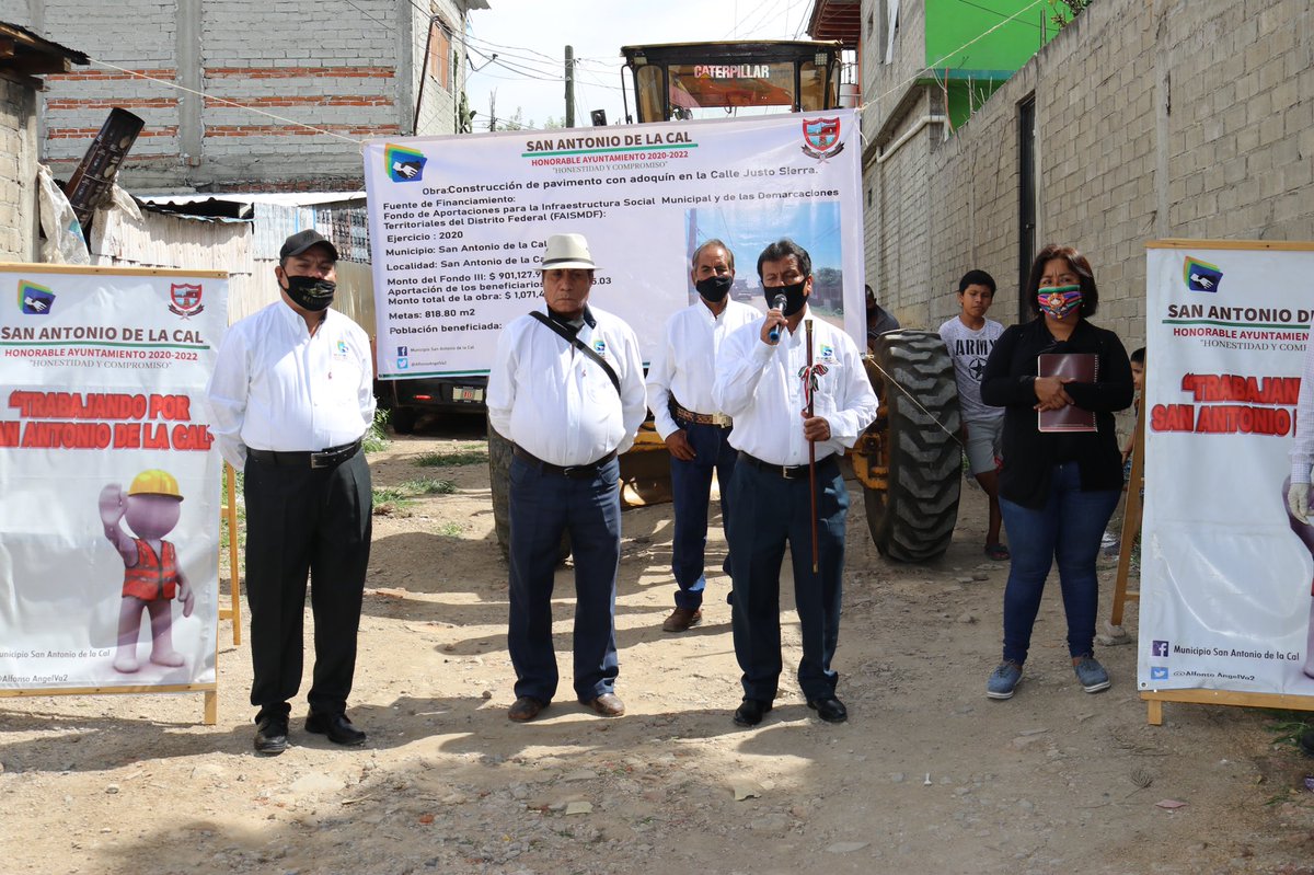AlfonsoAngelVa2's tweet photo. Cumpliendo con los compromisos que se crearon con los ciudadanos de #SanAntoniodelaCal, iniciamos dos grandes obras; como lo fue, la pavimentación con concreto hidráulico de la calle Del Estudiante 4ta sección y la pavimentación con adoquín de la calle Justo Sierra 3ra sección. https://t.co/c6DSEa1TNL