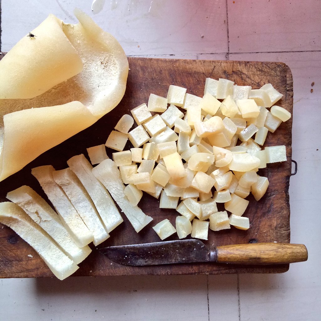 novaneffendy's tweet image. Memotong kulit sapi untuk Rujak  khas Jawatimuran dan Tumis Cecek 🔪🐄
#morningcooking