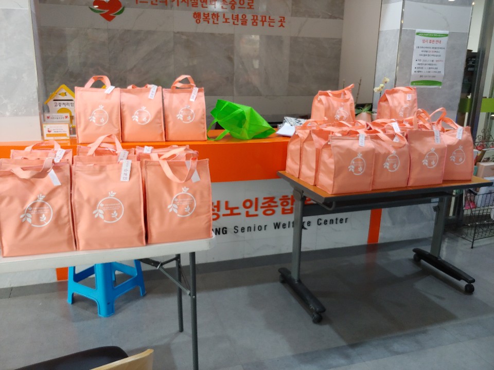 sunobok21's tweet photo. [코로나19 확산으로 인한 긴급사례관리(밑반찬지원) 진행]
수정노인종합복지관에서는 6월 29일부터 매주 월요일마다 긴급사례관리사업의 일환으로 결식 위험이 있으신 어르신께 밑반찬을 지원해드리고 있습니다. 어르신들께서 건강한 모습으로 다시 뵙기를 바라며 최선을 다하겠습니다! https://t.co/dfoVT4OGA2
