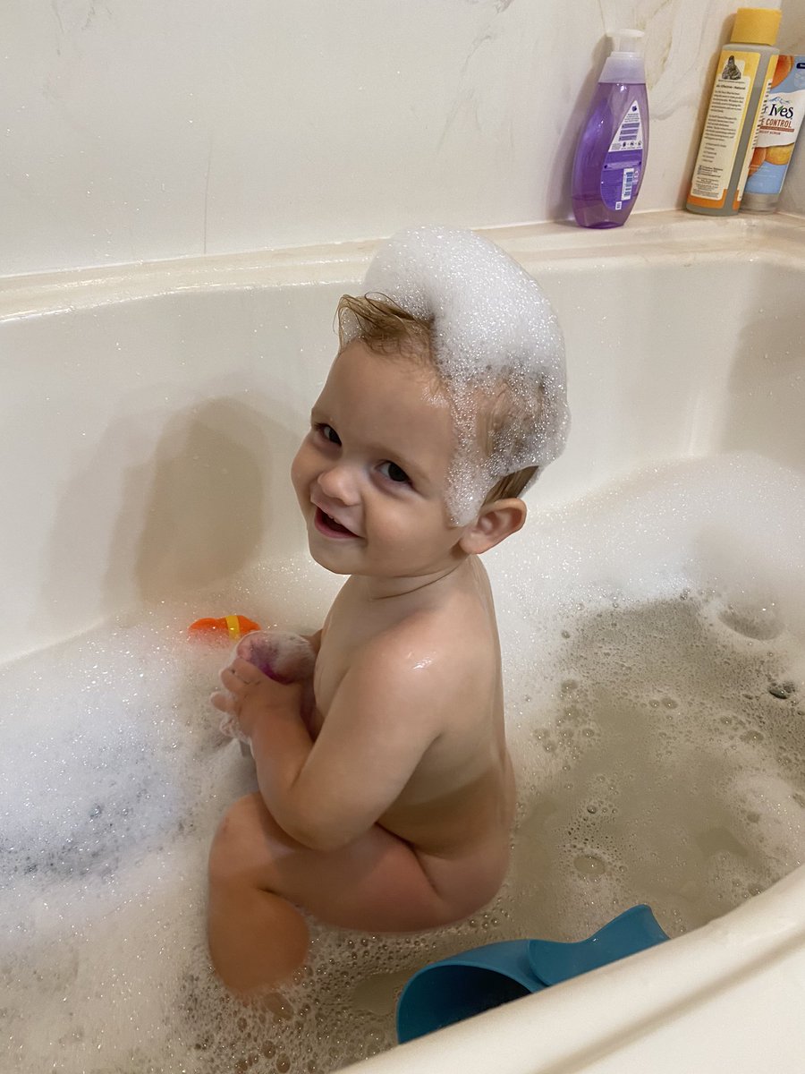 cassidyriverss's tweet photo. 🛁🧼💚 our first bubble bath was a success 😆💚 https://t.co/GjSTtlqauG