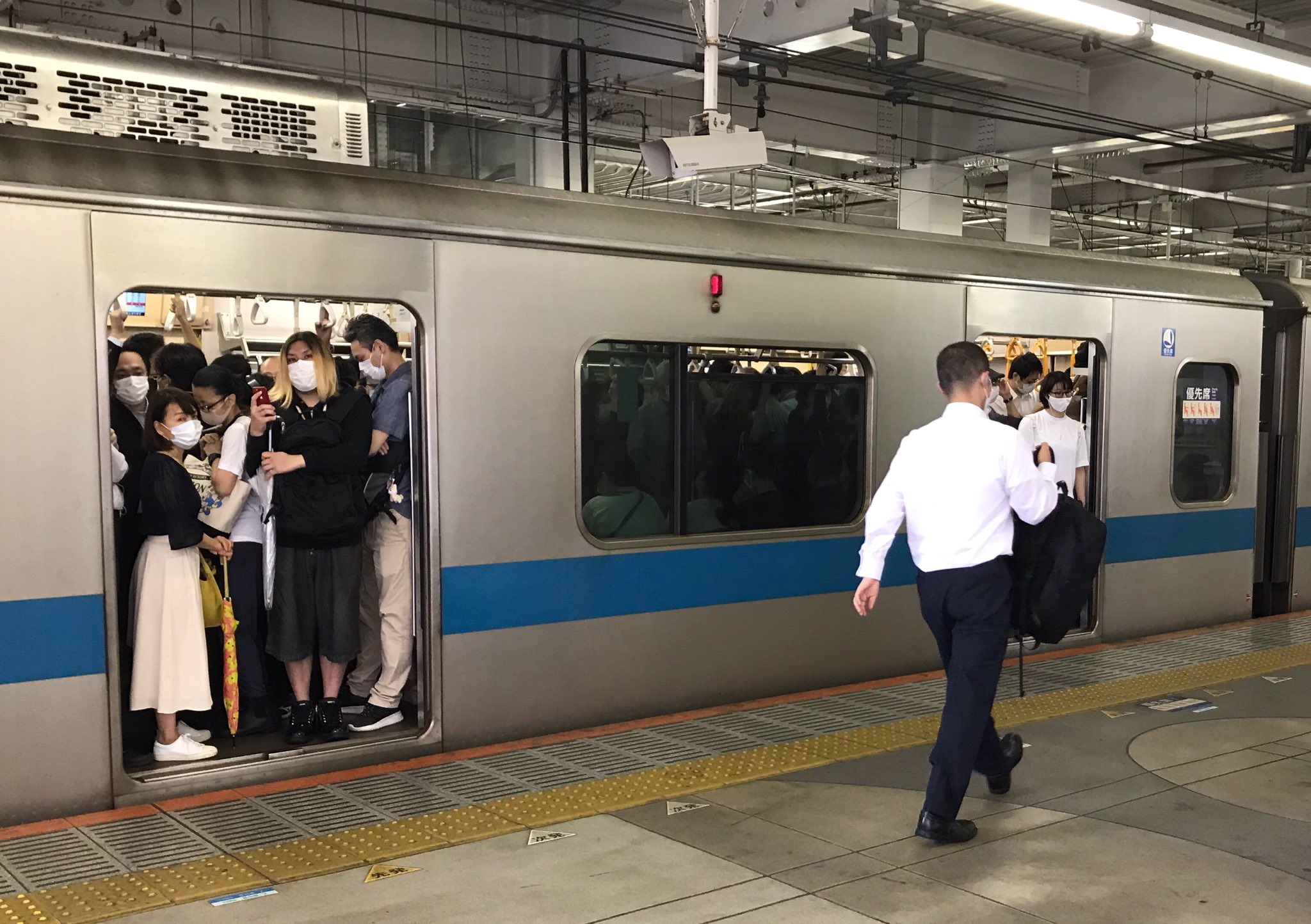Ug 新宿行きの満員電車 窓も開いてないし 吊革も何の対策も無しに使われている こんな状況で スポーツやライブの規制ばかりに力入れても感染が止まる筈もなし T Co Fhuwvanowz Twitter