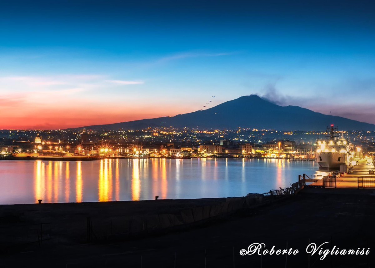 #Etna ❤️al tramonto vista dal porto di Catania🇮🇹