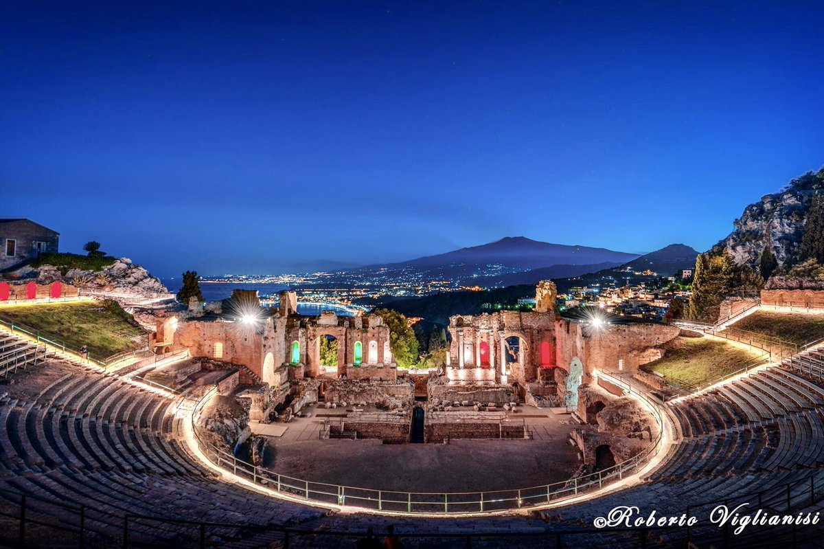 Etna tramonto visto dal Teatro Antico di Taormina 🇮🇹🇮🇹🇮🇹 “Condividiamo”