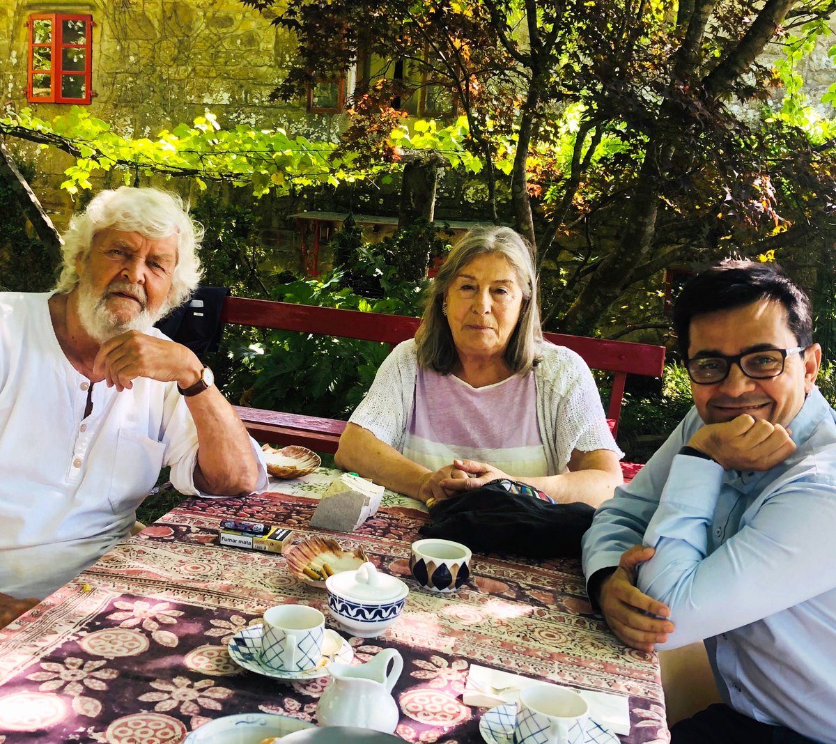 G_Pisarello's tweet photo. Un vez más en Galiza, en el último tramo de campaña, junto a republicanos y antifascistas gallegos que se quieren y admiran: @xmBEIRAS y Aurichu Pereira..

Como dicen por aquí, “Denante mortos que escravos” (Antes muertos que esclavos) https://t.co/MfxvyZePtk