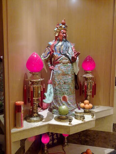 Guan Yu sebagai dewa lebih sering dipanggil Guan Gong & Guan Di.Patung sembahyangnya banyak kok di vihara-vihara Tridharma maupun klenteng di Jakarta. Pas imlek sembahyang & karena udah tau sejarahnya doi jadi makin segen.