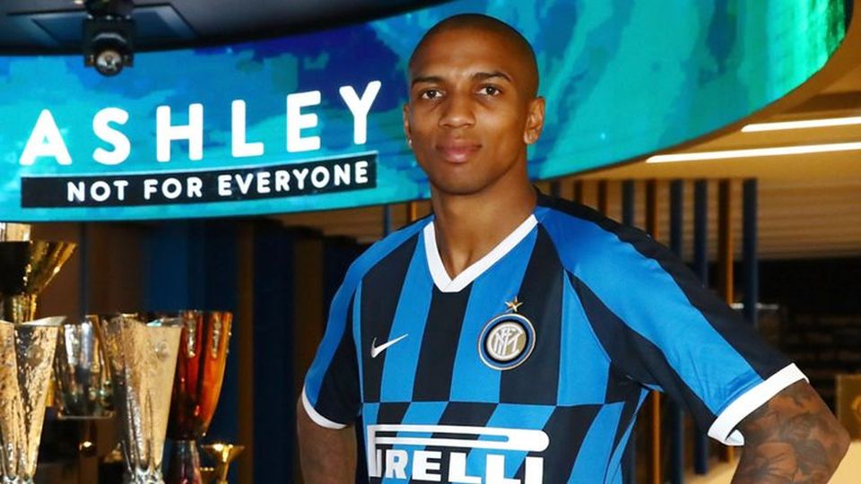 Photo Inter Wish Wing-Back Ashley Young A Happy Birthday   