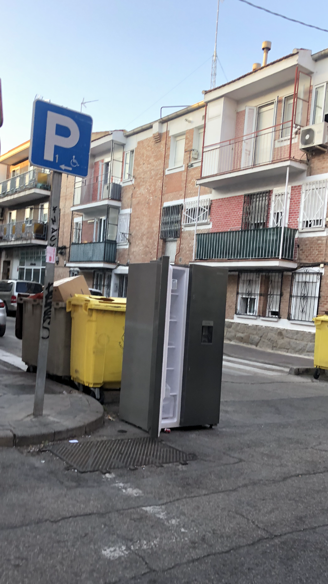 BrendyBoyle's tweet photo. Big fridge #RandomMadrid https://t.co/QkiuU9oEM9