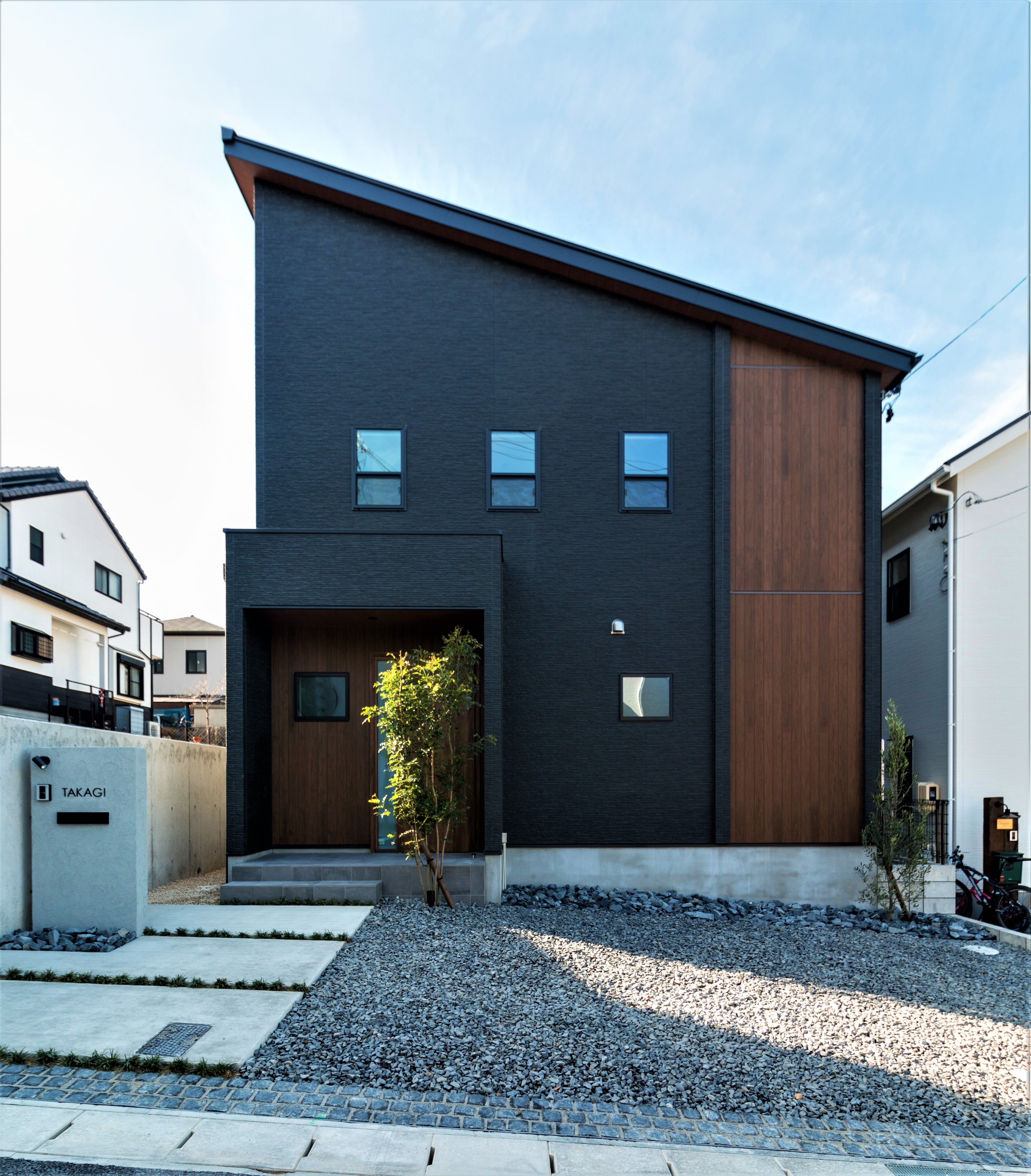 株式会社just 注文住宅 リノベーション 工務店 愛知 黒とウッドの外壁と片流れ屋根のかっこいい家の建築実例です 人気のスタイリッシュな黒い家は 街中でも目を惹きますね ウッドのアクセントが少し温もりを加えています 注文住宅 黒い家