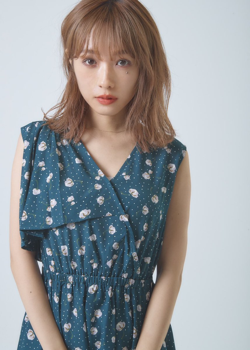 前田希美の私服 グリーン オレンジ ブラックの三色展開のチェリー柄のアシメフリルワンピースです 芸能人の私服 衣装まとめ Woomy 前田希美の私服 グリーン オレンジ ブラックの三色展開のチェリー柄のアシメフリルワンピースです 芸能人の私服 衣装まとめ Woomy